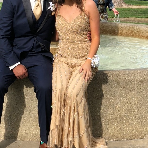green emerald velvet dress White Shawl Lapel 3-Piece Prom Suit with Golden Beading